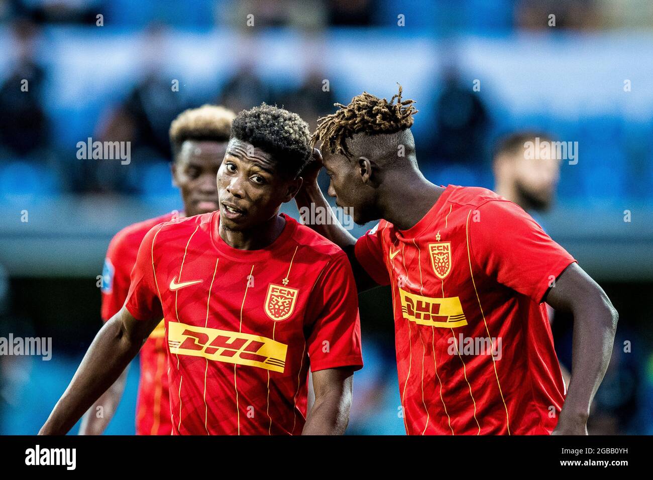 Haderslev, Danimarca. 02 agosto 2021. Abu Francis (L) del FC Nordsjaelland viene inviato e salutato da Ibrahim Sadiq (R) durante la partita 3F Superliga tra Soenderjyske FC Nordsjaelland al parco di Sydbank ad Haderslev. (Photo Credit: Gonzales Photo/Alamy Live News Foto Stock