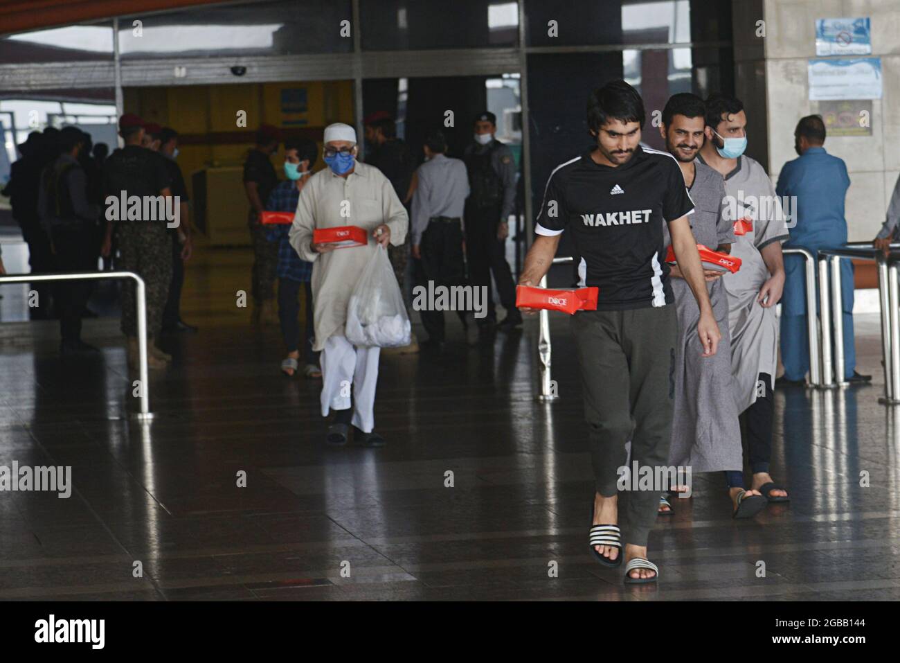 Lahore, Pakistan. 3 agosto 2021. Ventotto pakistani liberati dalla prigione dell'Arabia Saudita hanno raggiunto l'aeroporto Allama Iqbal di Lahore. Il governo ha pagato il viaggio di 19 passeggeri. Sono arrivati all'aeroporto di Allama Iqbal tramite il volo PIA 9248 il martedì mattina. Saranno condotti i test del Covid-19 e sarà loro permesso di lasciarli una volta chiari. Farrukh Habib di PTI e Ijaz Chaudhry li accolsero. Essi hanno detto che prima di questo, 62 pakistani sono stati riportati. (Foto di Rana Sajid Hussain/Pacific Press/Sipa USA) Credit: Sipa USA/Alamy Live News Foto Stock