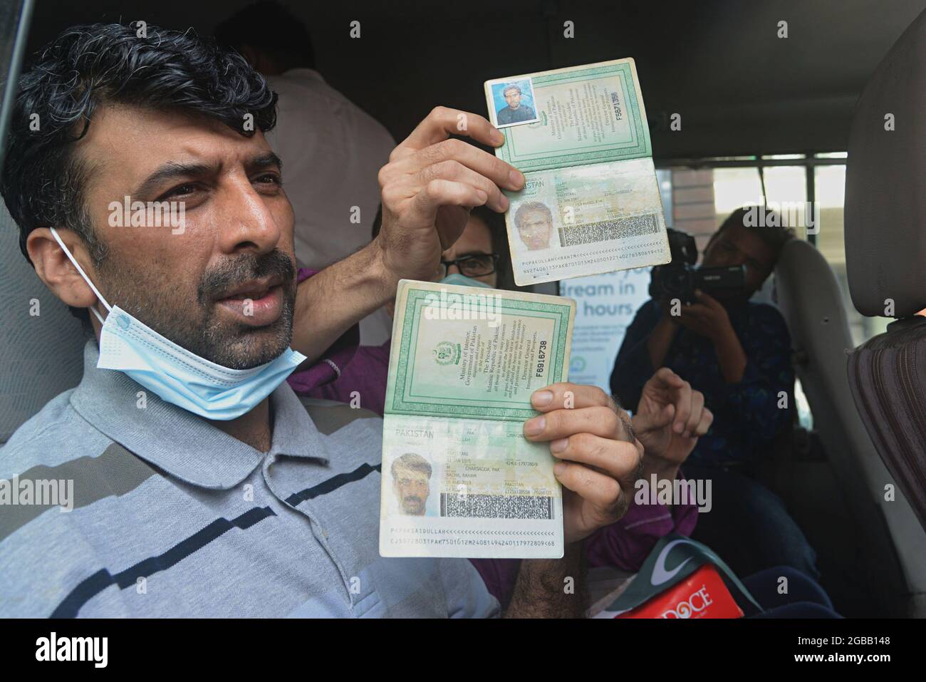 Lahore, Pakistan. 3 agosto 2021. Ventotto pakistani liberati dalla prigione dell'Arabia Saudita hanno raggiunto l'aeroporto Allama Iqbal di Lahore. Il governo ha pagato il viaggio di 19 passeggeri. Sono arrivati all'aeroporto di Allama Iqbal tramite il volo PIA 9248 il martedì mattina. Saranno condotti i test del Covid-19 e sarà loro permesso di lasciarli una volta chiari. Farrukh Habib di PTI e Ijaz Chaudhry li accolsero. Essi hanno detto che prima di questo, 62 pakistani sono stati riportati. (Foto di Rana Sajid Hussain/Pacific Press/Sipa USA) Credit: Sipa USA/Alamy Live News Foto Stock