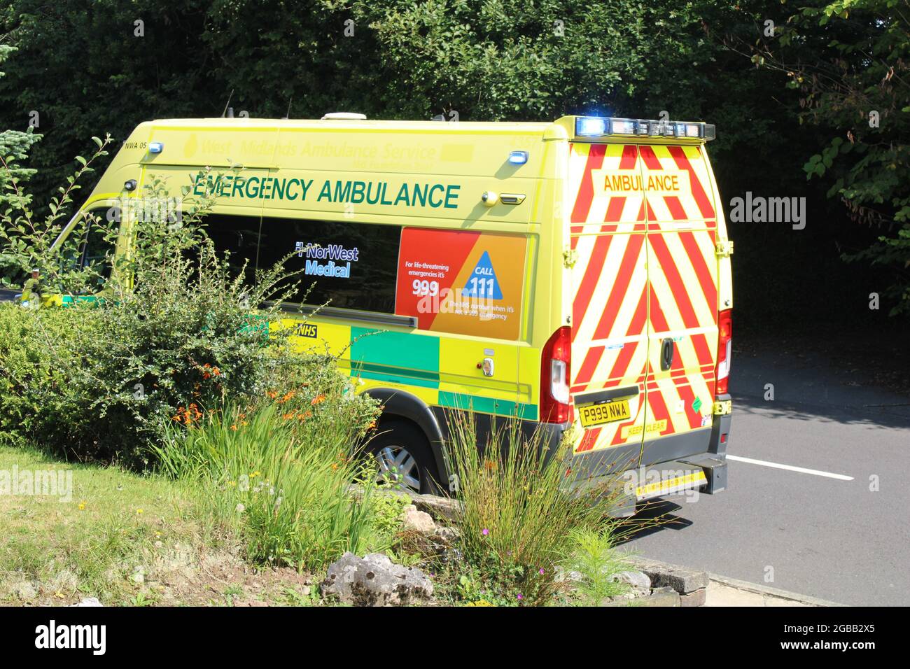 Ambulanza medica di emergenza del nord ovest parcheggiata sulla strada Foto Stock