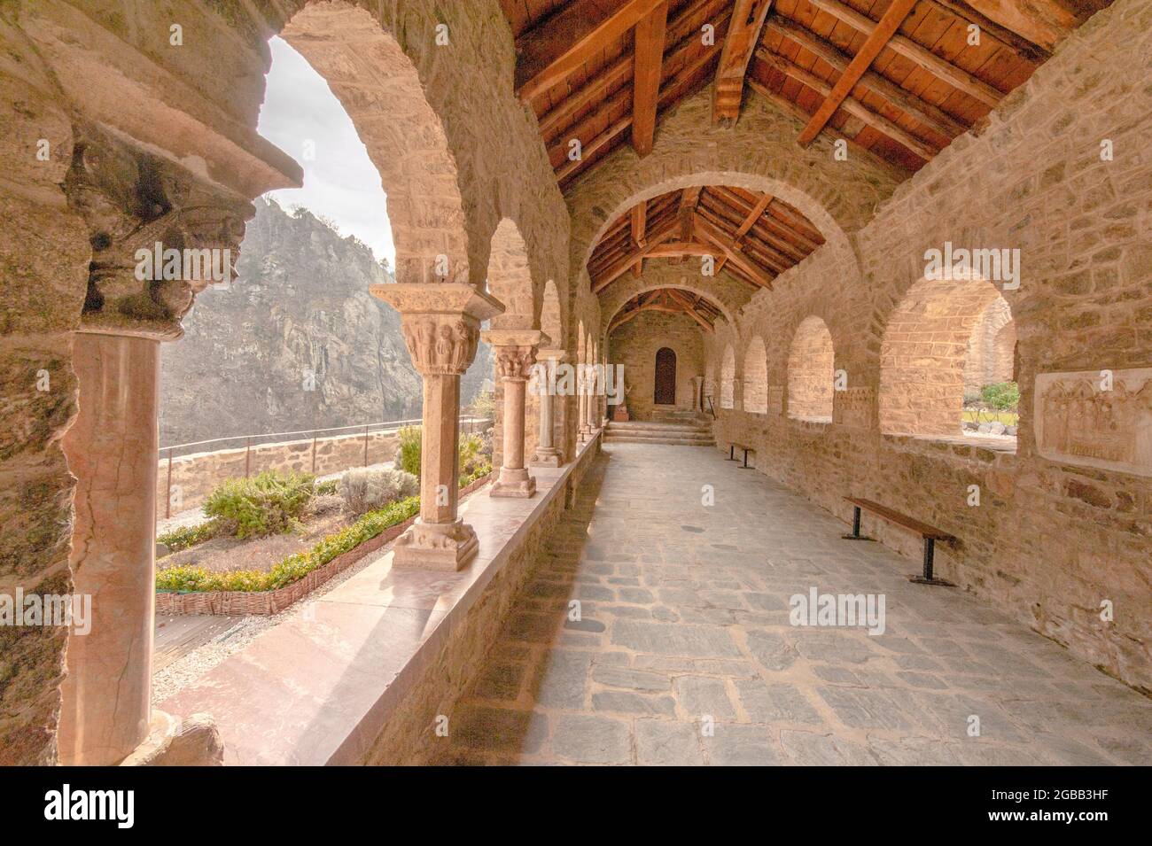 Il chiostro di Saint-Martin-du-Canigou è un capolavoro ricostruito di architettura romanica e un ritiro spirituale nei Pirenei, Francia Foto Stock