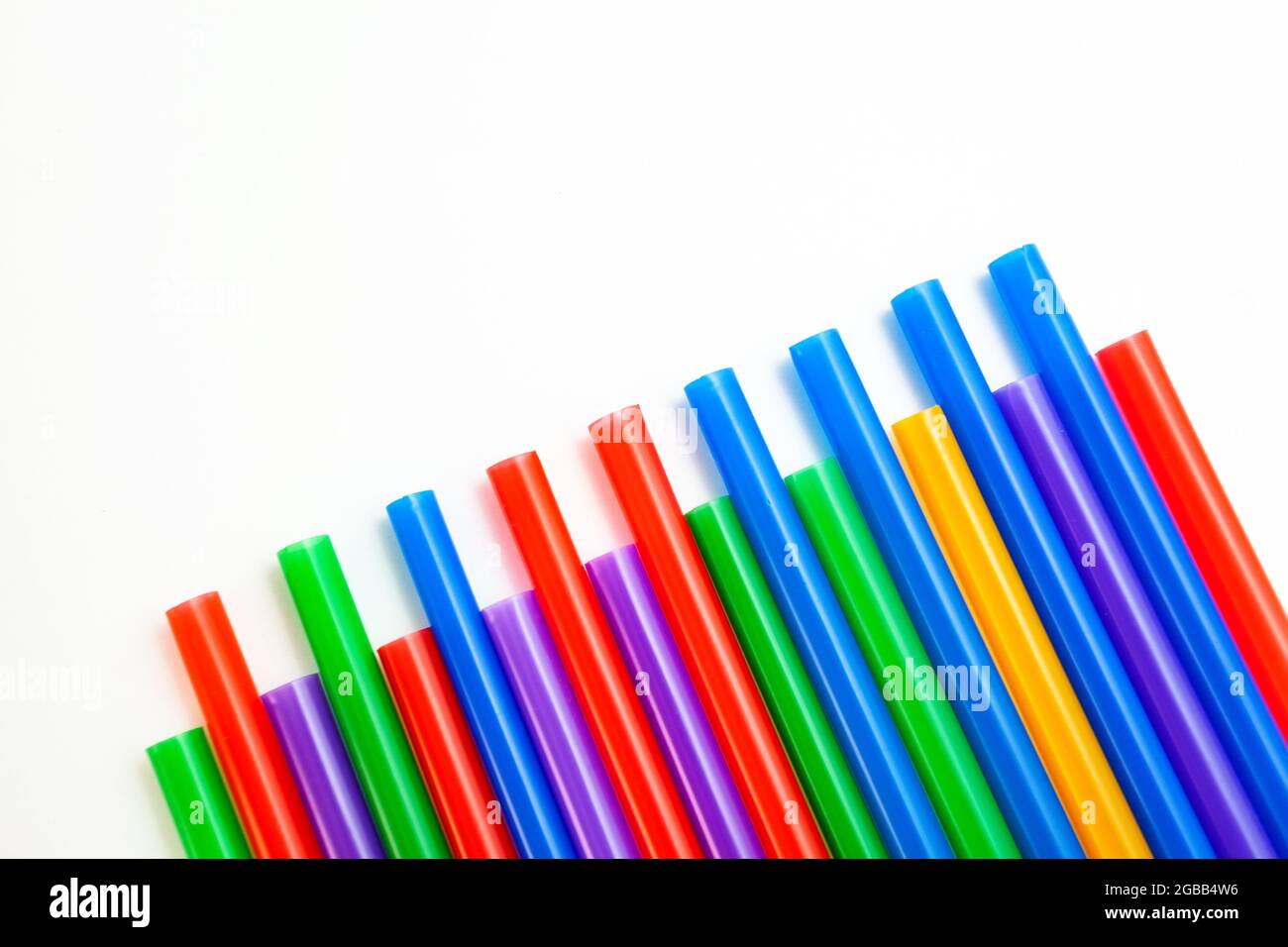 cocktail tubes multicolore isolati su sfondo bianco Foto Stock