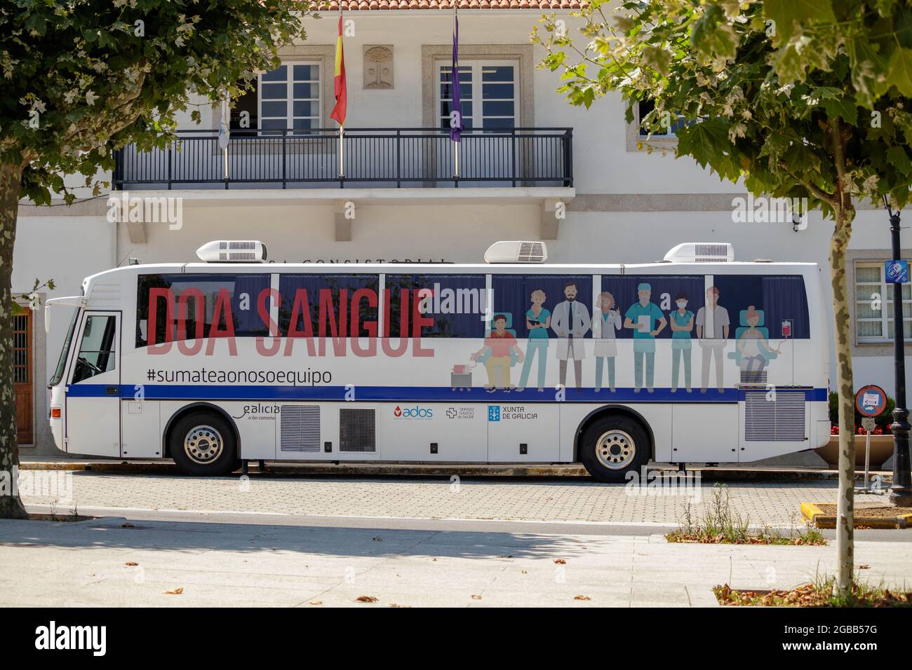 Coruna, Spagna - Luglio 26 2021: Unità di donatore di sangue mobile parcheggiata fuori dal municipio di Coruna Spagna Foto Stock