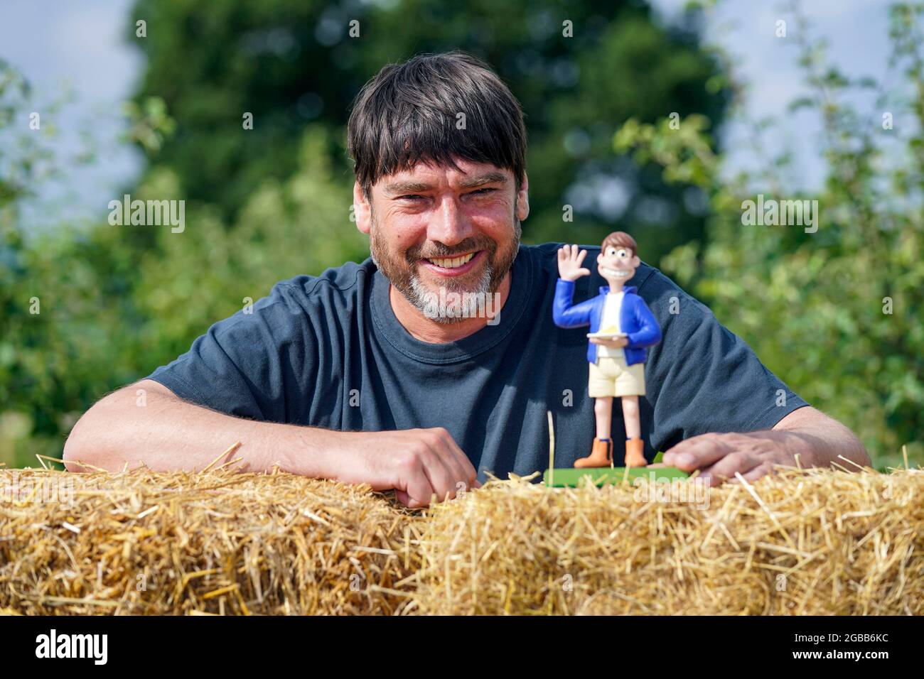 L'ex bassista di Blur Alex James incontra una versione modella di se stesso, alla Churchill Heath Farm di Kingham, Chipping Norton. Data immagine: Martedì 3 agosto 2021. Foto Stock