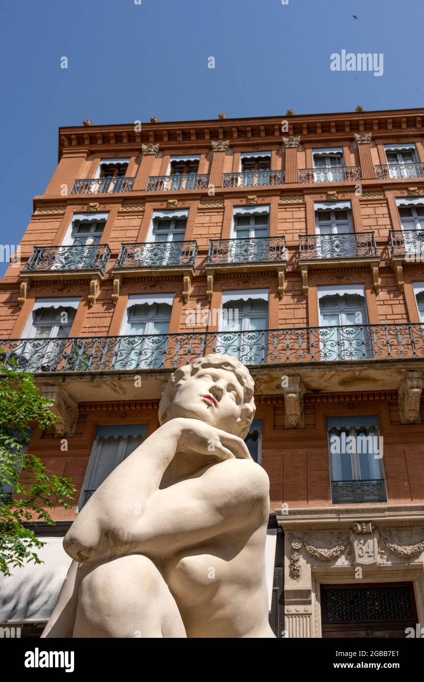 Place Mage nel centro storico di Tolosa con la sua scultura di José Clara, Tolosa, Francia meridionale Foto Stock
