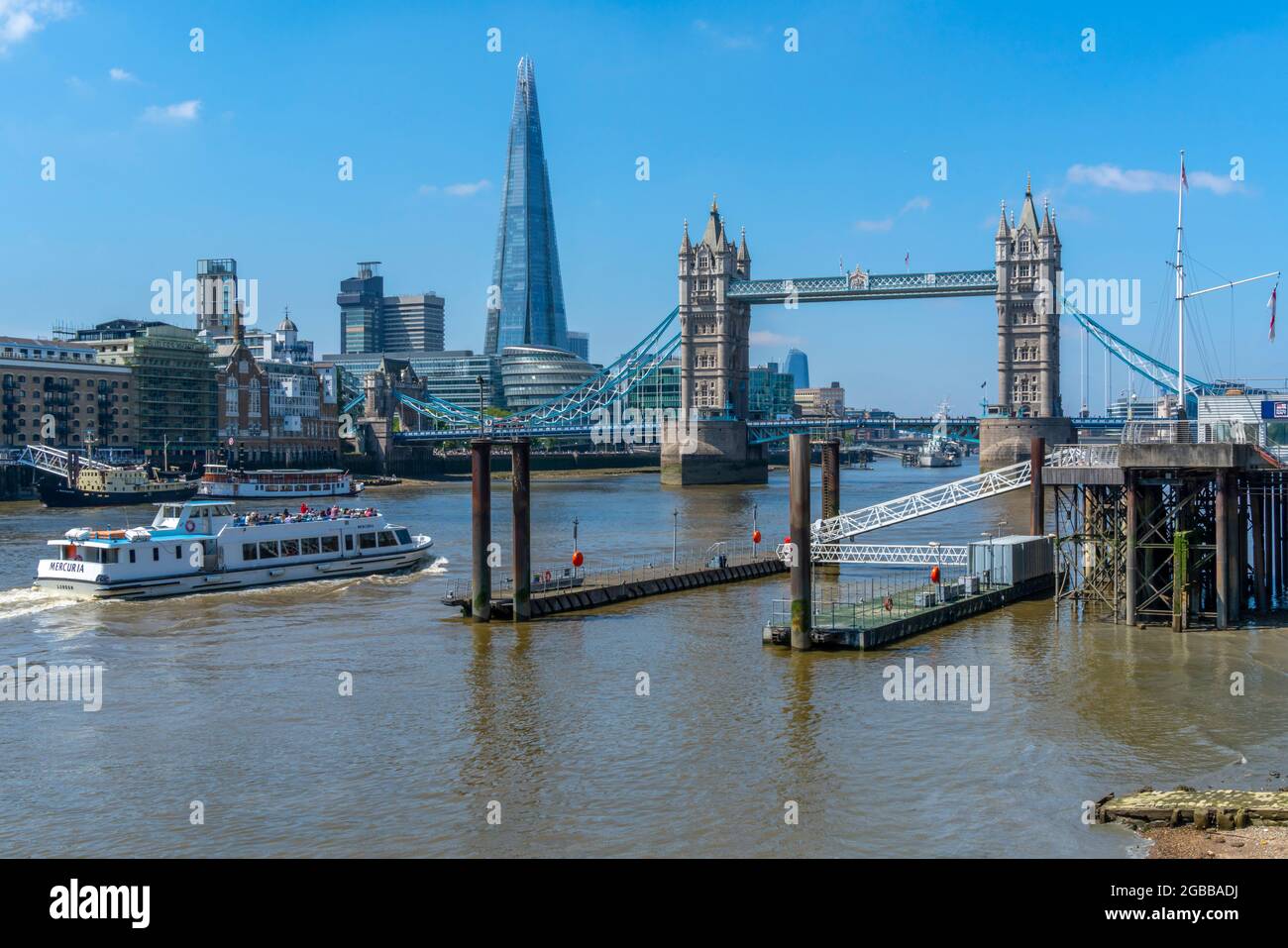 Vista del Tower Bridge e dello Shard con tour in barca sul Tamigi, Londra, Inghilterra, Regno Unito, Europa Foto Stock