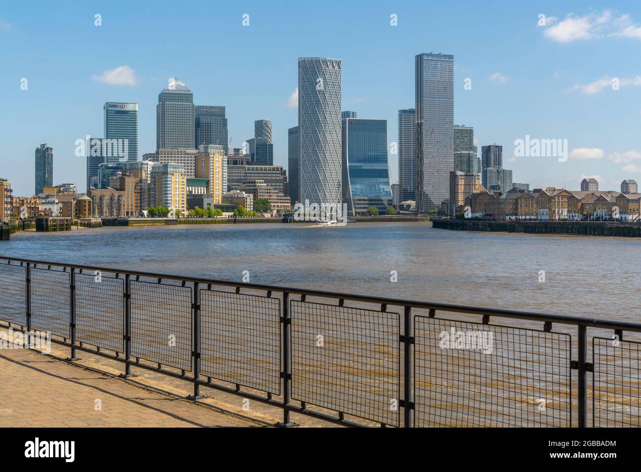 Vista del quartiere finanziario di Canary Wharf dal Thames Path a Wapping, Londra, Inghilterra, Regno Unito, Europa Foto Stock