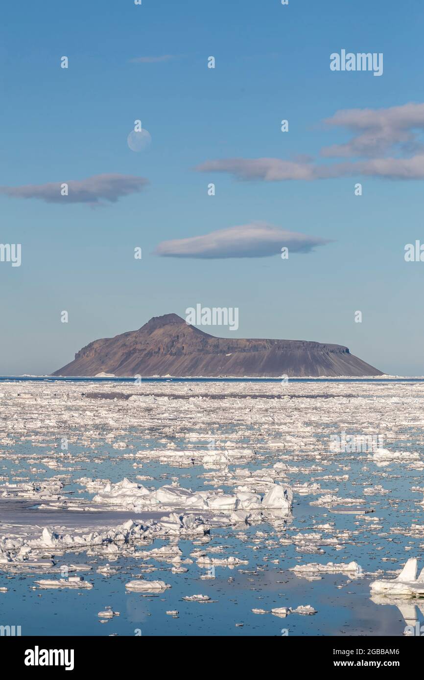 La quasi piena superluna sull'isola di Cogburn, il mare di Weddell, l'Antartide, le regioni polari Foto Stock