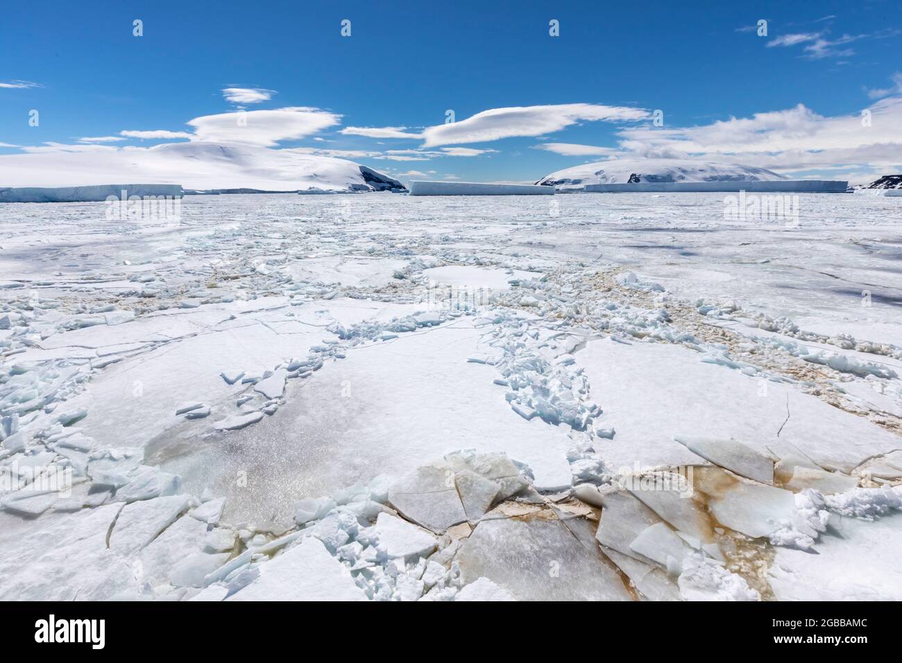 Ghiaccio marino invernale che si rompe nel Mare di Weddell, Antartide, regioni polari Foto Stock