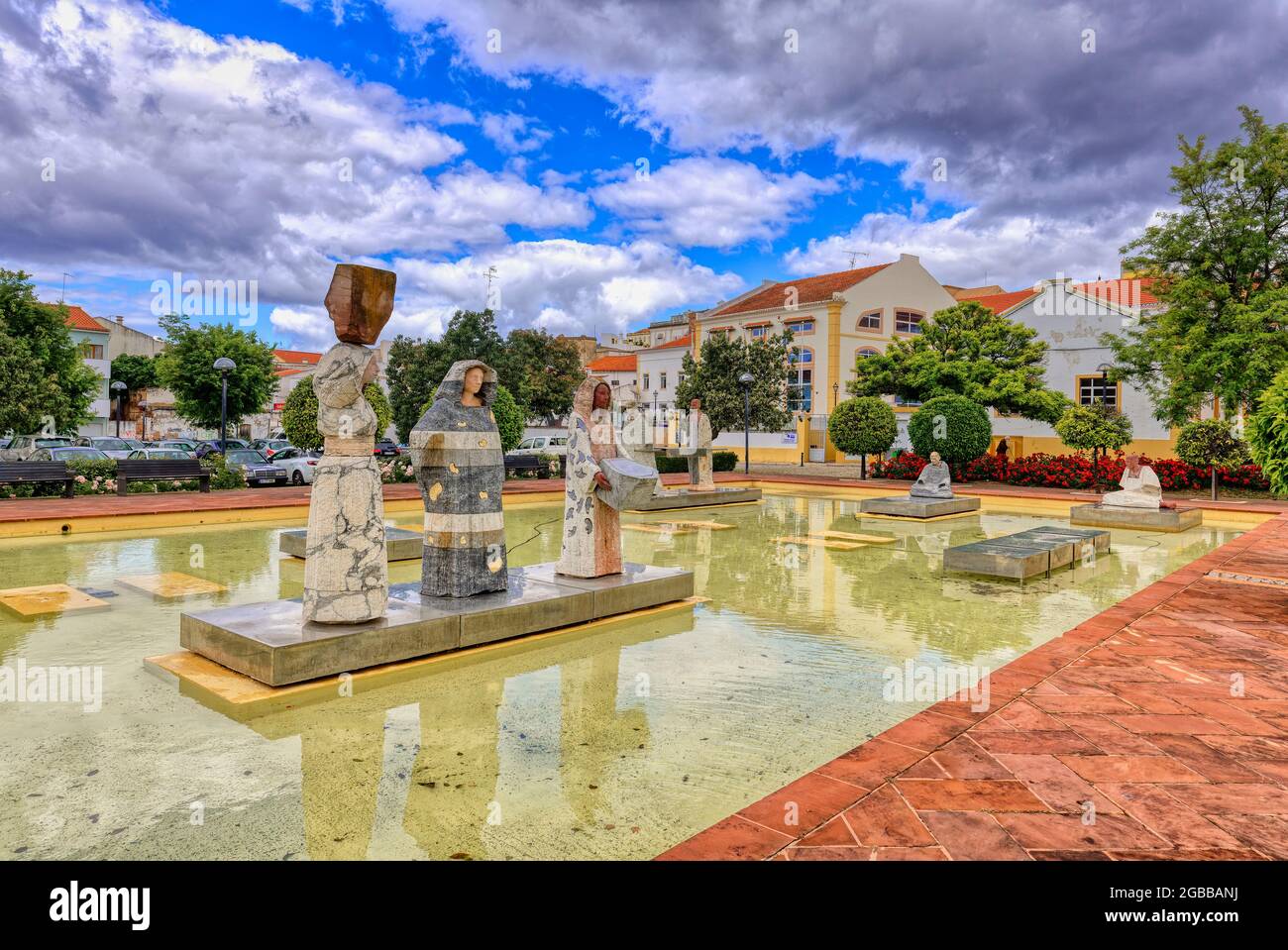 Piazza al Muthamid con fontane e sculture moderne, Silves, Algarve, Portogallo, Europa Foto Stock