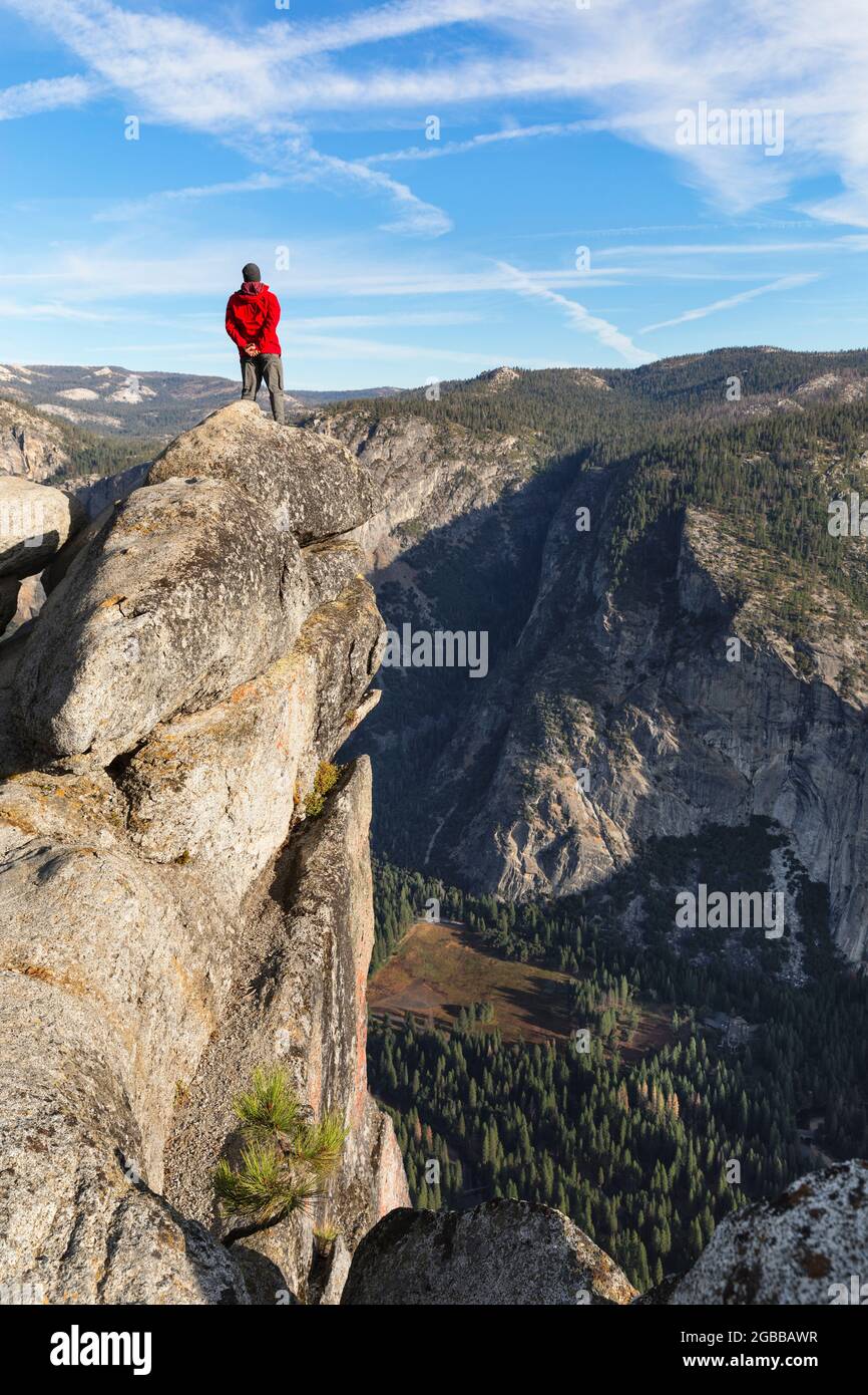 Ammira il Glacier Point nella Yosemite Valley, il parco nazionale di Yosemite, patrimonio dell'umanità dell'UNESCO, la California, gli Stati Uniti d'America, il Nord America Foto Stock