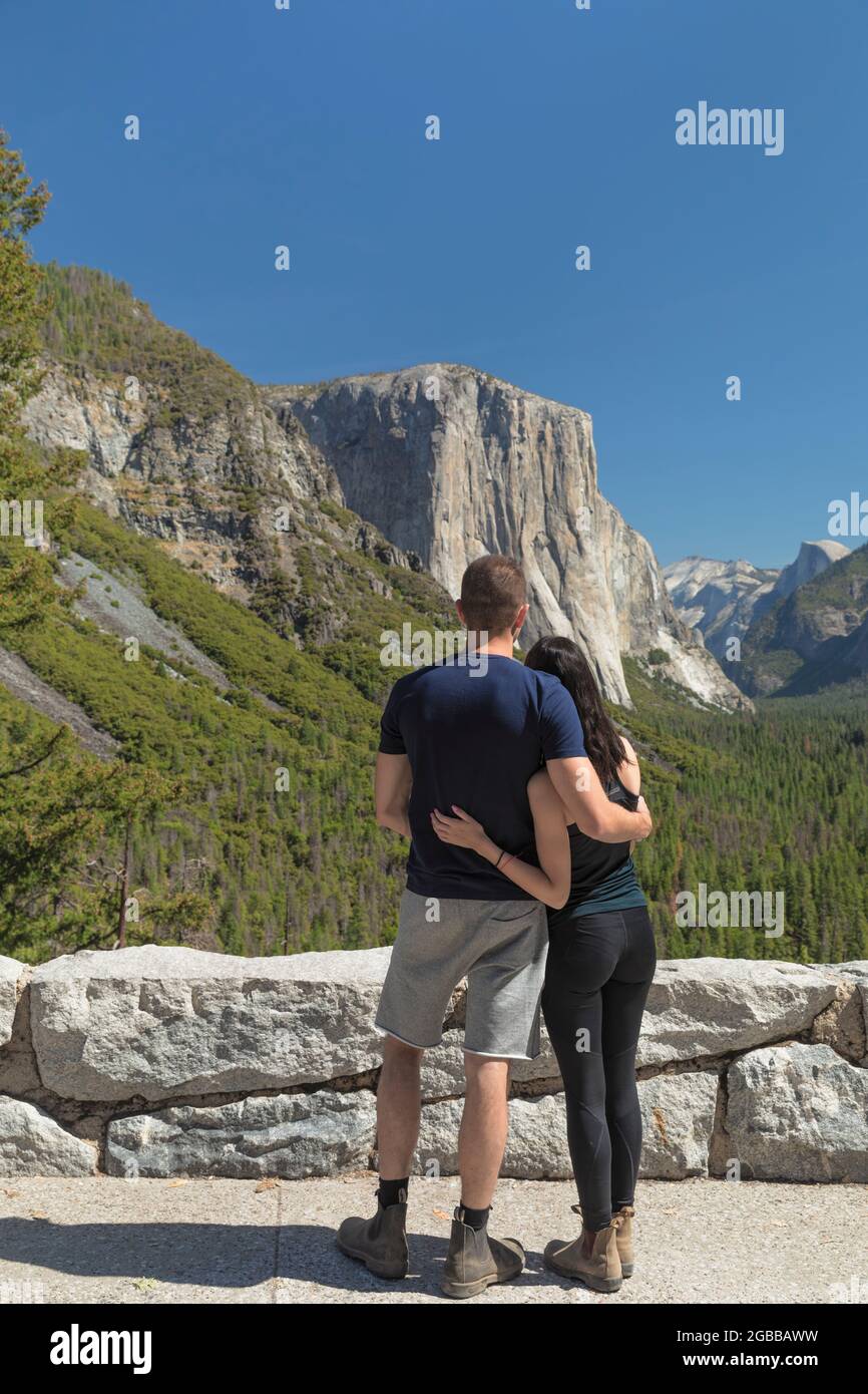 Turisti a Tunnel View, Yosemite Valley, Yosemite National Park, Patrimonio dell'Umanità dell'UNESCO, California, Stati Uniti d'America, Nord America Foto Stock
