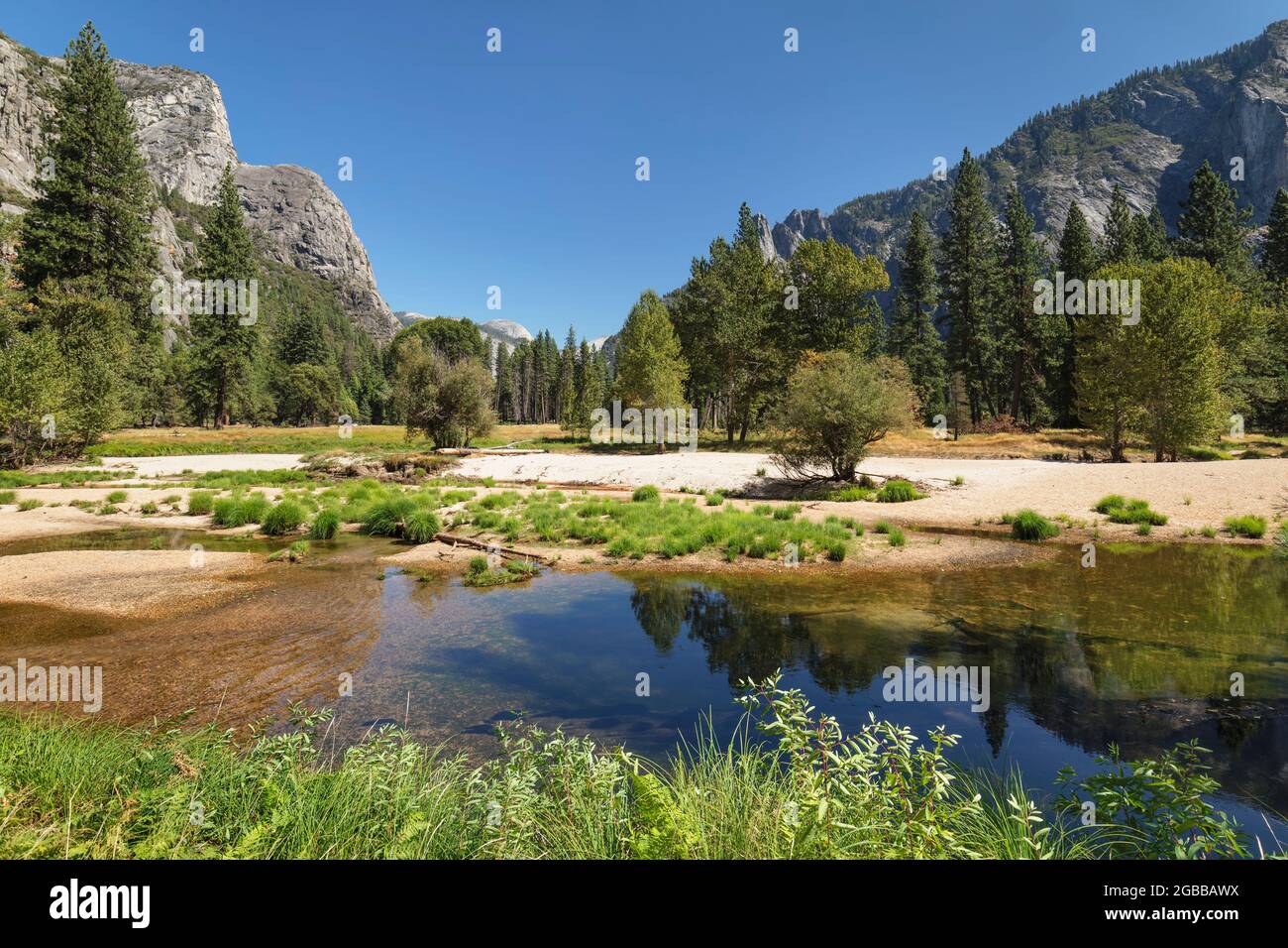 Merced River nella Yosemite Valley, Parco Nazionale di Yosemite, Sito Patrimonio dell'Umanità dell'UNESCO, California, Stati Uniti d'America, Nord America Foto Stock