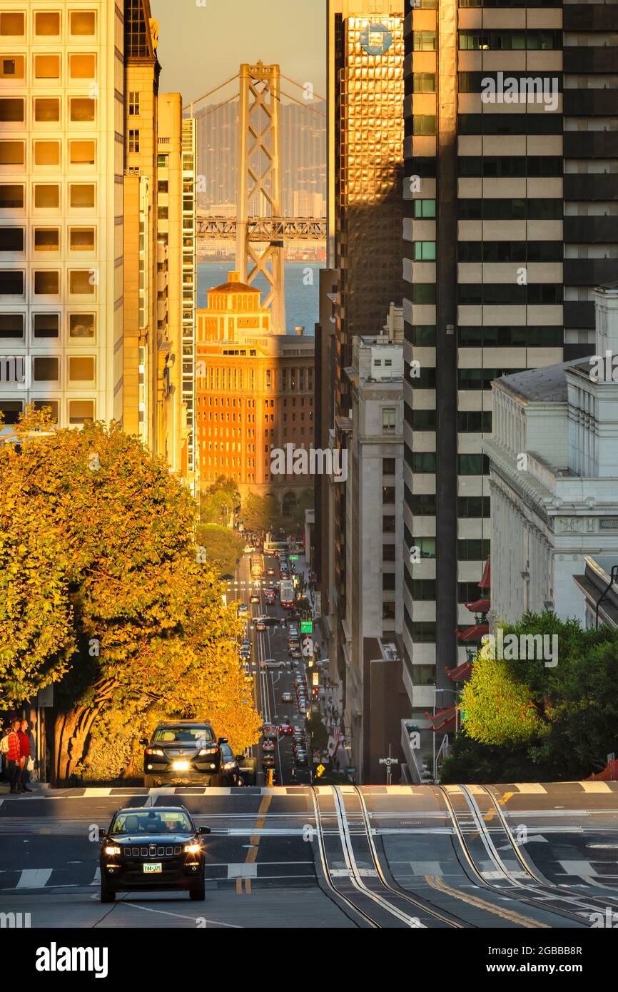 Vista da California Street a Oakland Bay Bridge, San Francisco, California, Stati Uniti d'America, Nord America Foto Stock