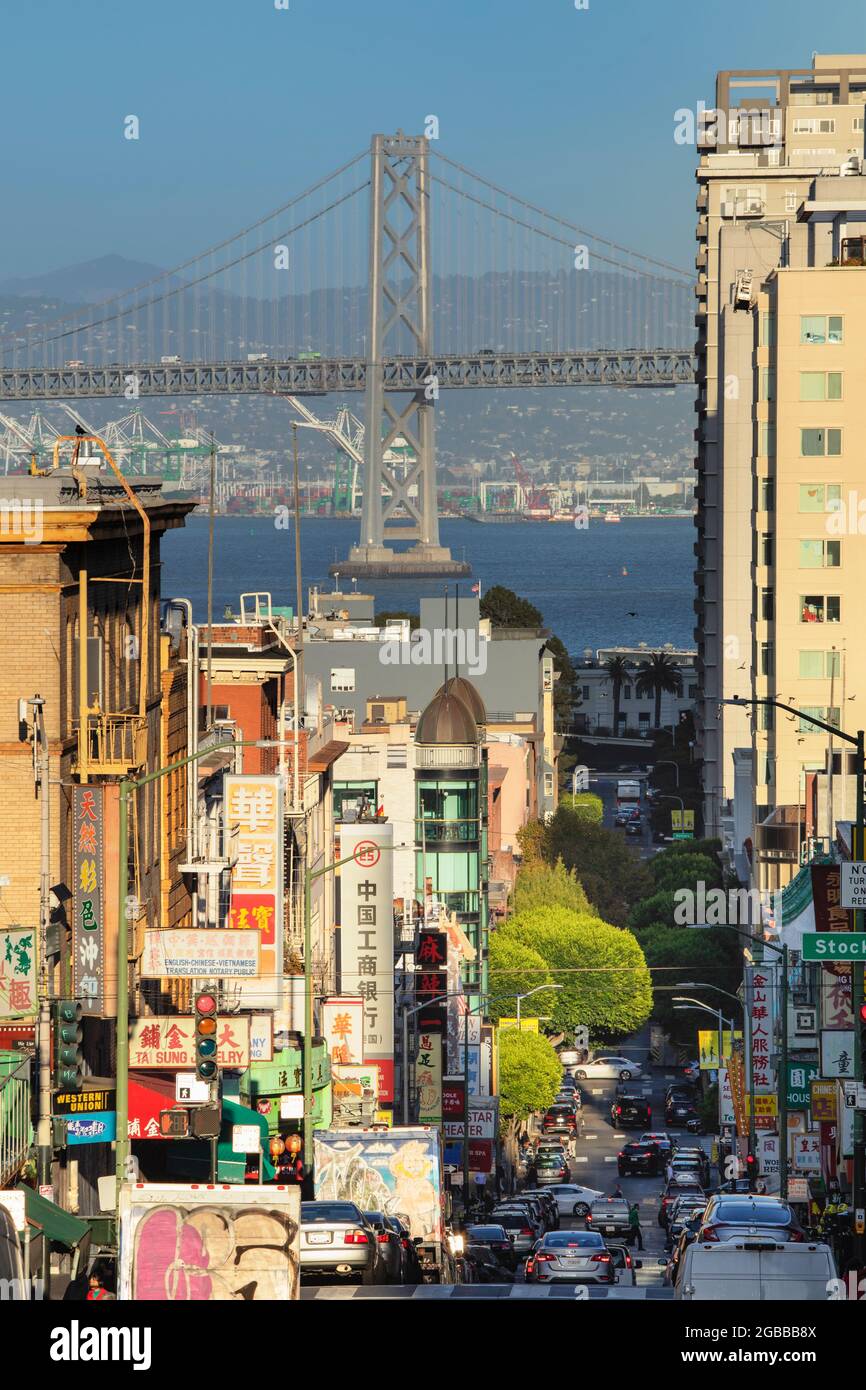 Vista da California Street a Oakland Bay Bridge, San Francisco, California, Stati Uniti d'America, Nord America Foto Stock