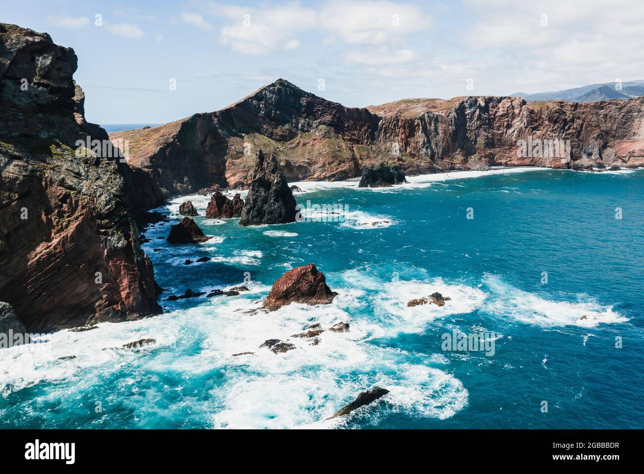 Onde dell'Oceano Atlantico che si infrangono su scogliere rocciose, penisola di Sao Lourenco, Canical, isola di Madeira, Portogallo, Europa Foto Stock