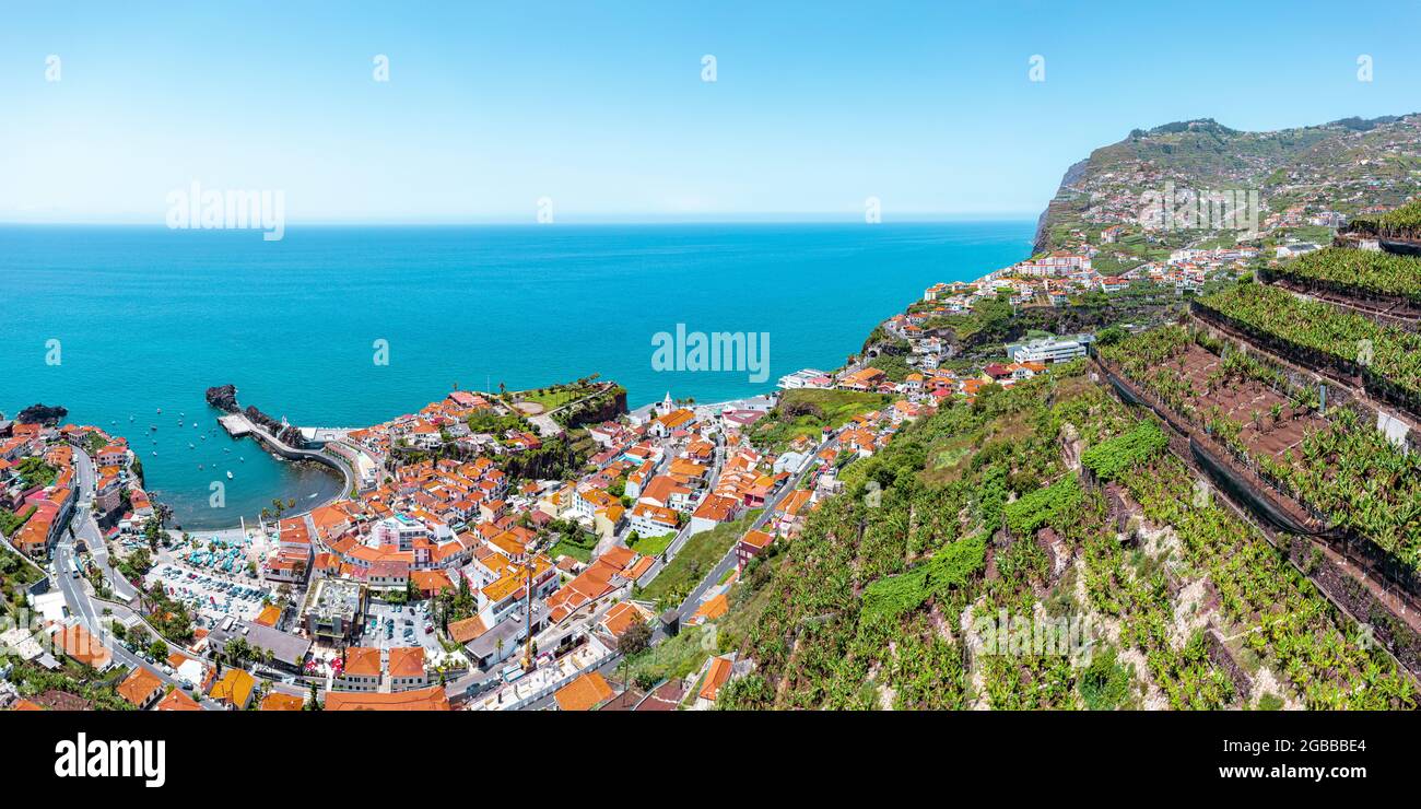 Coltivato campi terrazzati sulle colline sopra la città costiera Camara de Lobos, isola di Madeira, Portogallo, Atlantico, Europa Foto Stock