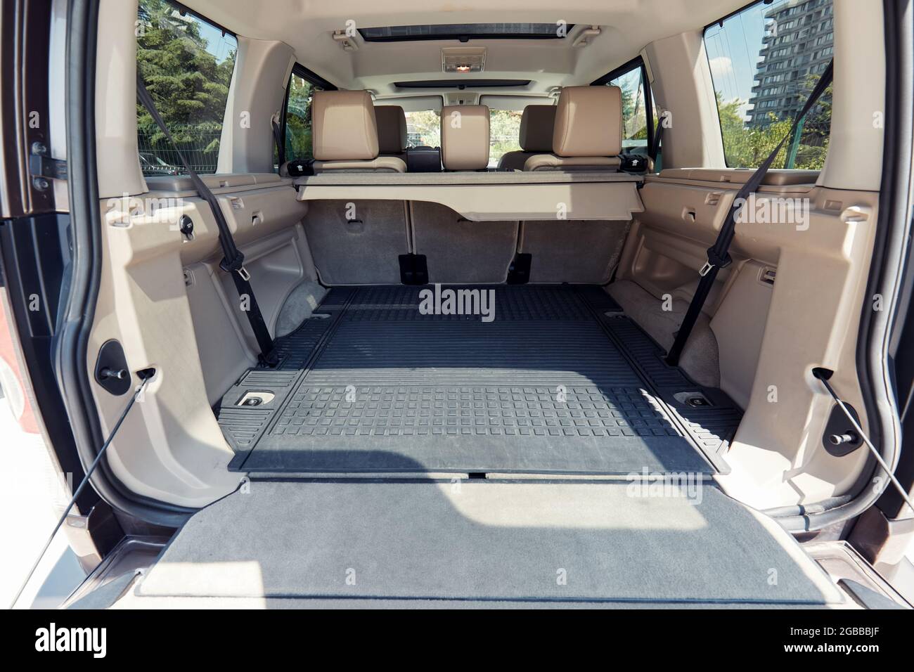 Bagagliaio vuoto di una moderna auto suv o jeep con grande volume interno. Foto Stock