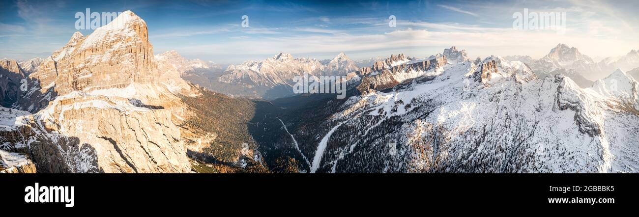 Veduta aerea delle cime di Tofana di Rozes, Sorapiss, Antelao, Pelmo, Nuvolau e Civetta al tramonto, Dolomiti, Veneto, Italia, Europa Foto Stock