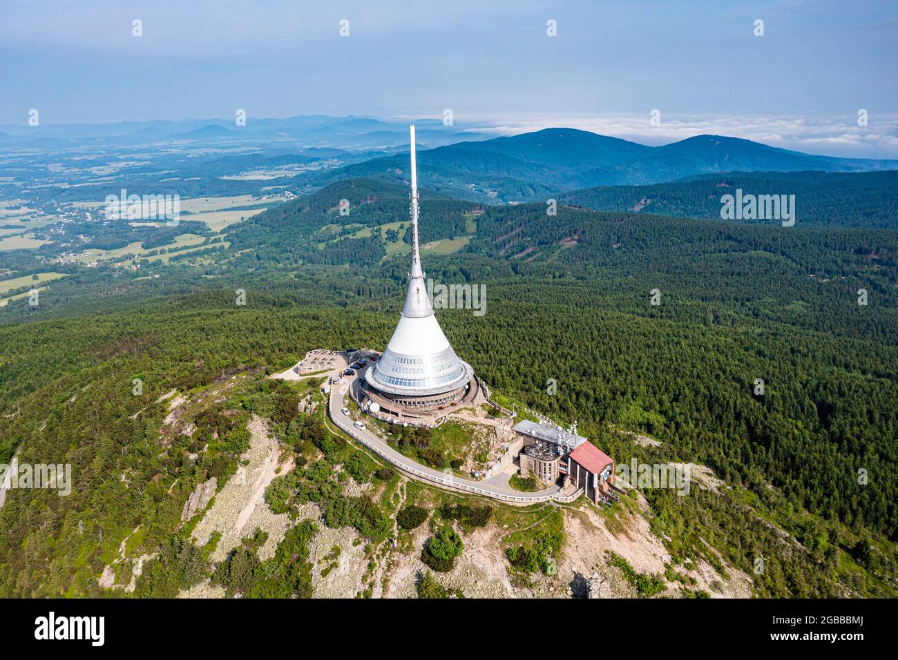 Aereo della Torre di Giestata, una torre televisiva e hotel, la cima di montagna più alta del crinale di Jested-Kozakov, Jested, Repubblica Ceca, Europa Foto Stock