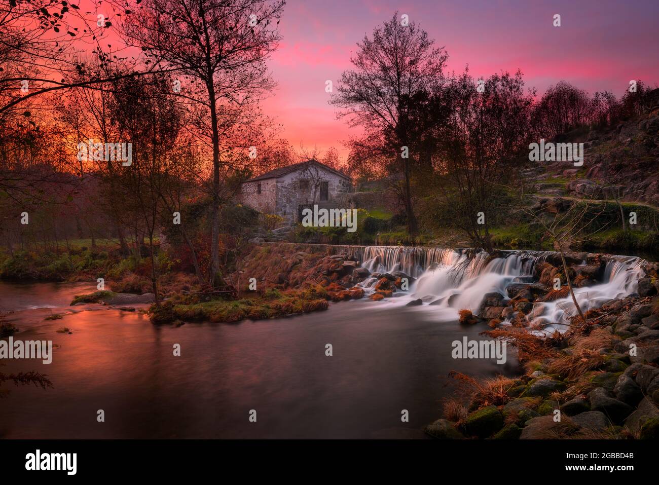 Cascata di Mondim de basso con una casa mulino al tramonto, Norte, Portogallo, Europa Foto Stock