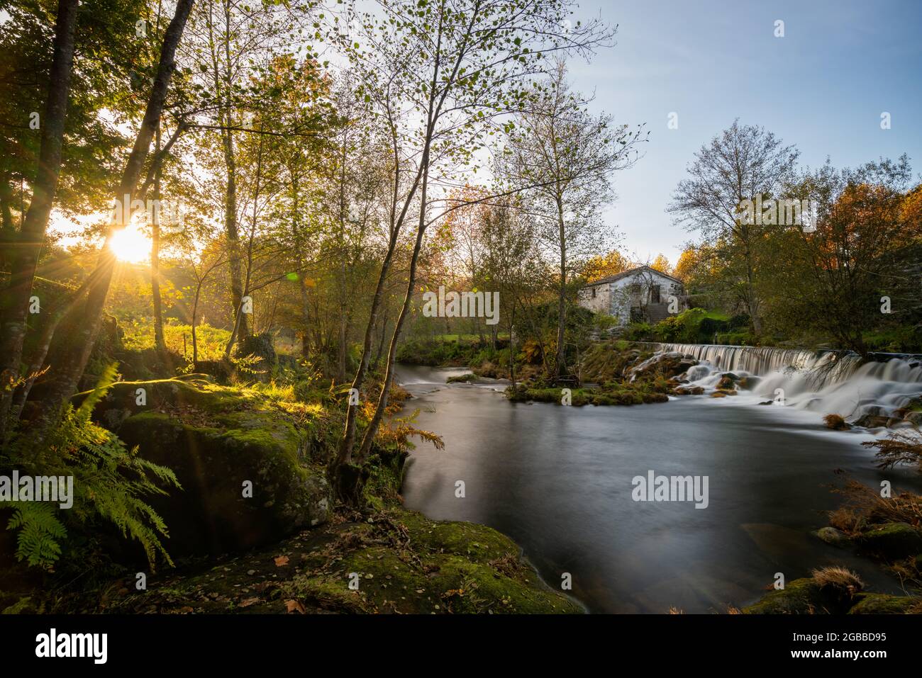 Cascata di Mondim de basso con una casa mulino al tramonto, Norte, Portogallo, Europa Foto Stock