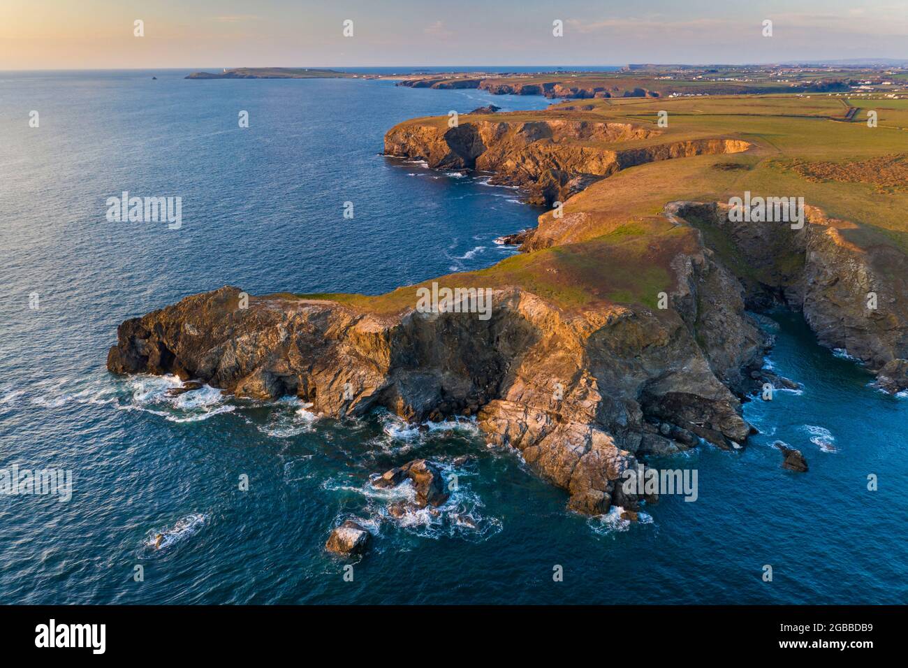 Vista aerea della costa frastagliata della Cornovaglia settentrionale in primavera, Park Head, Cornovaglia, Inghilterra, Regno Unito, Europa Foto Stock