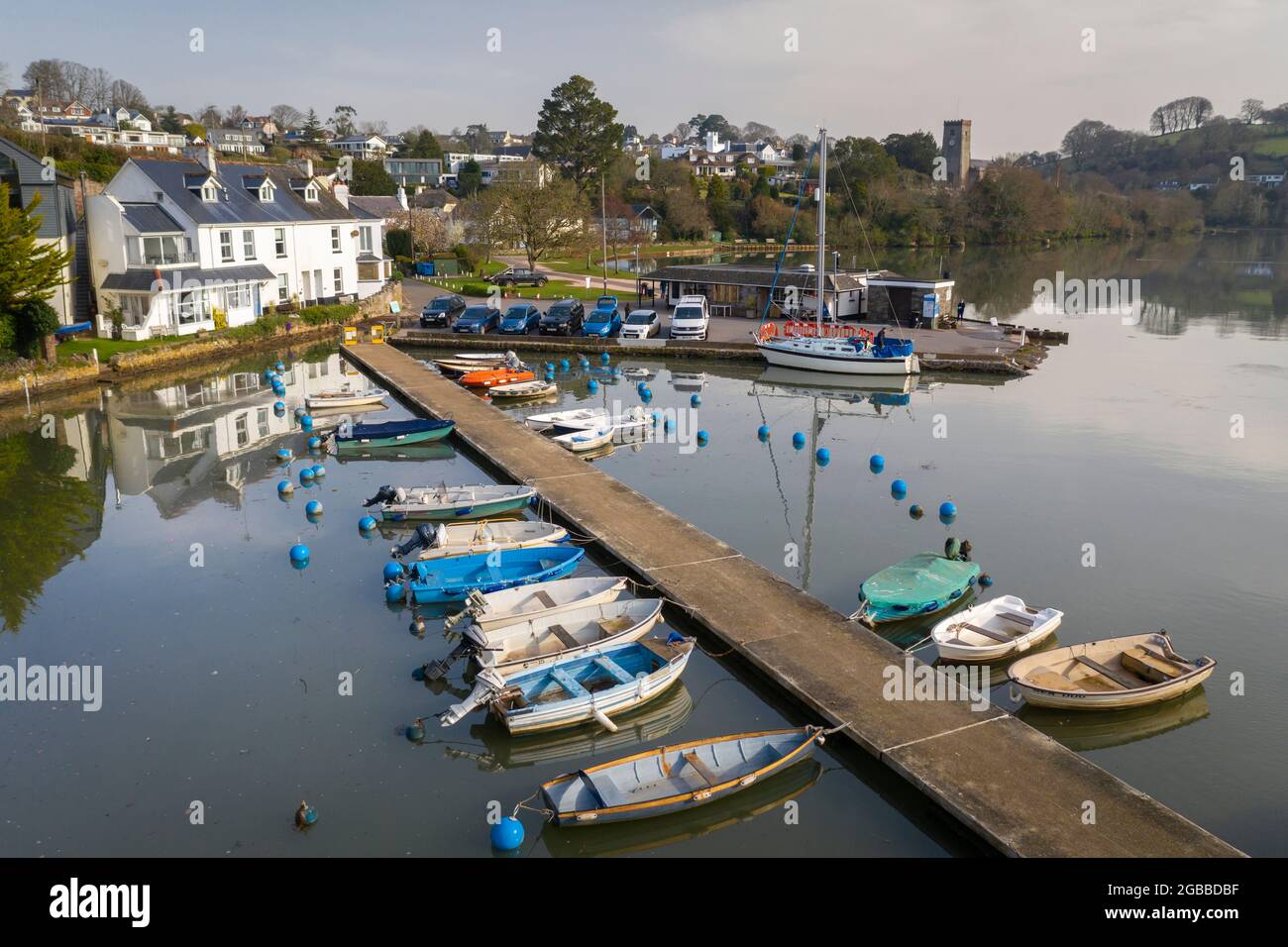 Barche sul pontile a Stoke Gabriel nel South Hams, Devon, Inghilterra, Regno Unito, Europa Foto Stock