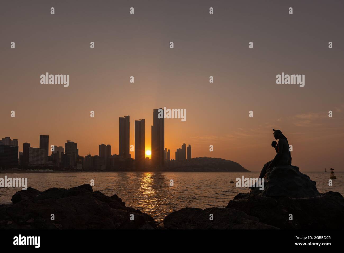 Bel paesaggio di sole che sorge sulla spiaggia di Haeundae, Busan, Corea Foto Stock