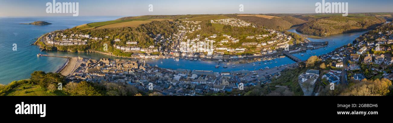 Vista panoramica aerea della bellissima città di pescatori della Cornovaglia di Looe in una soleggiata mattina di primavera, Looe, Cornovaglia, Inghilterra, Regno Unito, Europa Foto Stock