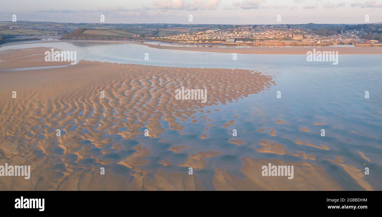 Vista aerea di Padstow e dell'estuario del cammello a bassa marea in primavera, Padstow, Cornovaglia, Inghilterra, Regno Unito, Europa Foto Stock