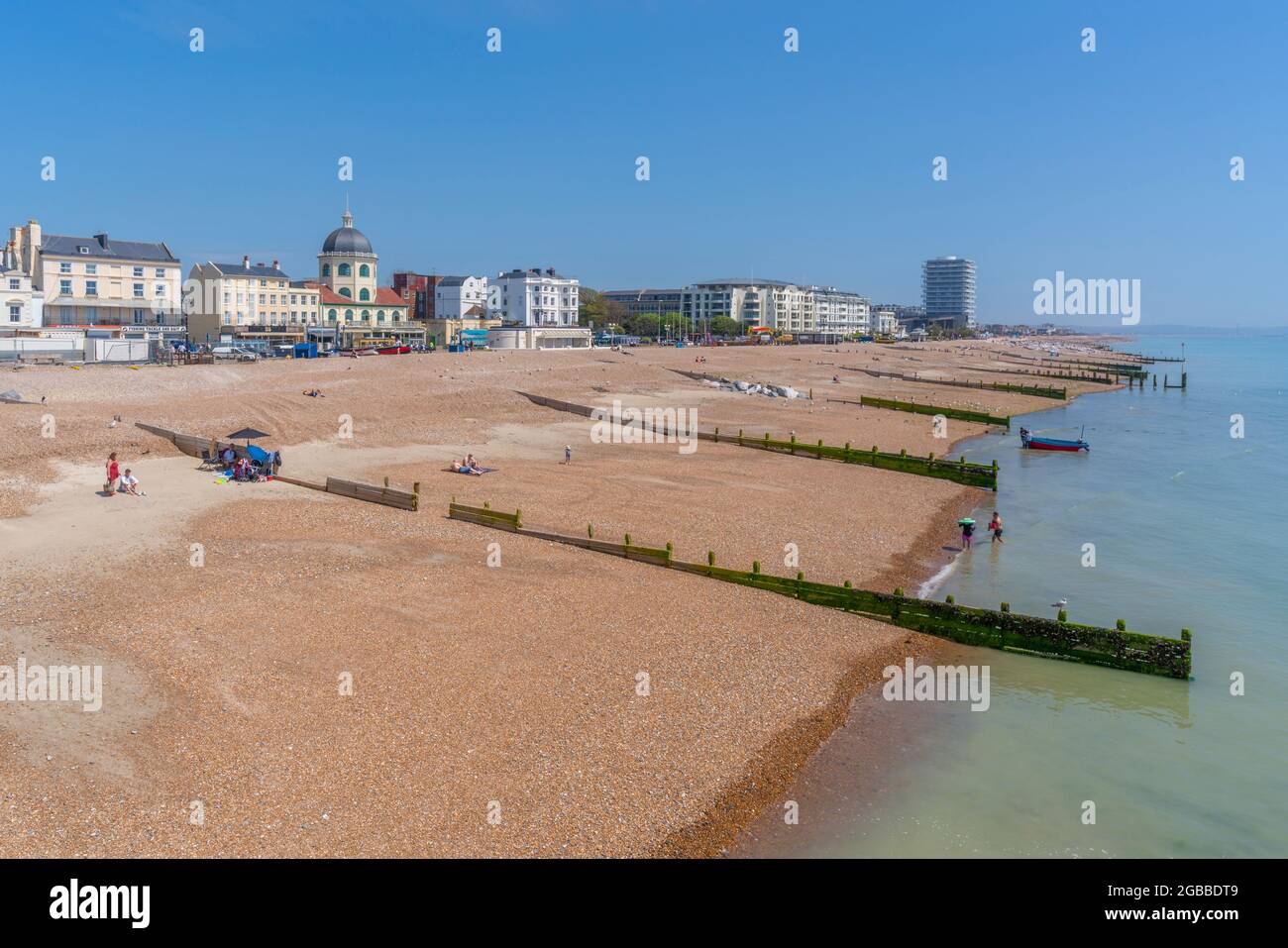 Vista delle case fronte spiaggia e Worthing Beach dal molo, Worthing, West Sussex, Inghilterra, Regno Unito, Europa Foto Stock