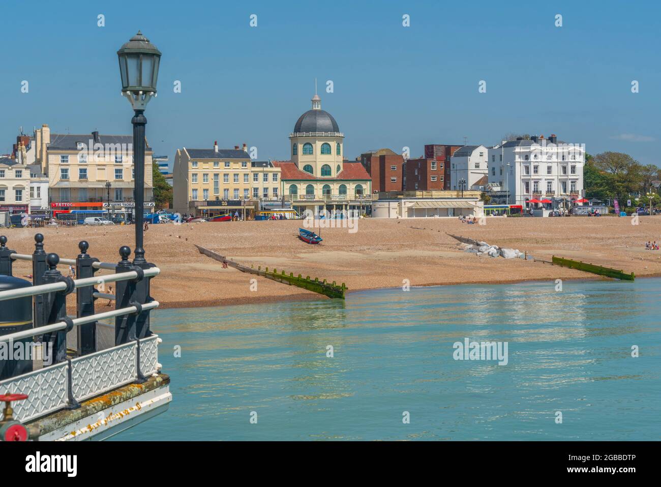Vista delle case fronte spiaggia e Worthing Beach dal molo, Worthing, West Sussex, Inghilterra, Regno Unito, Europa Foto Stock