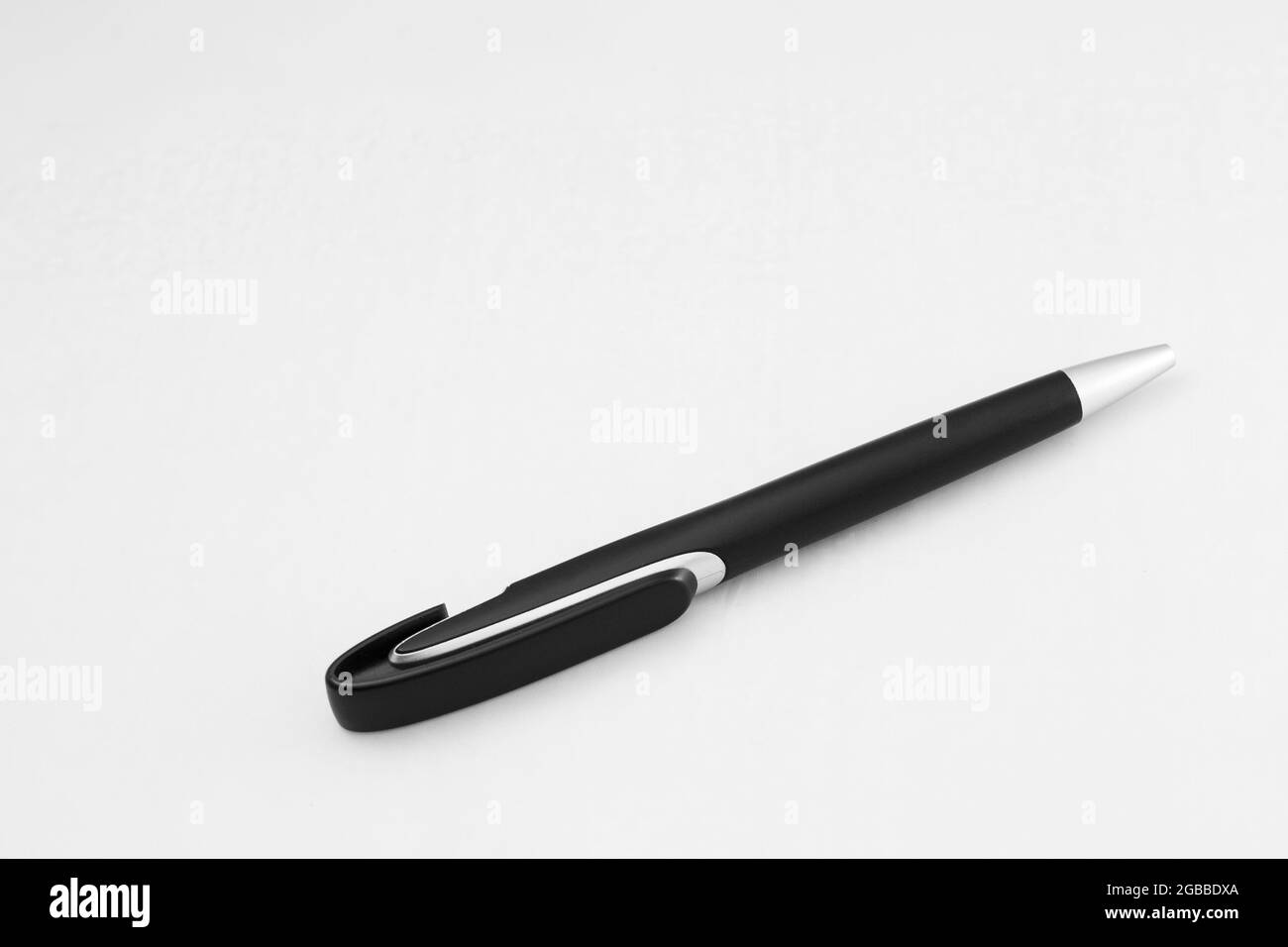penna a sfera su uno sfondo bianco isolato Foto Stock