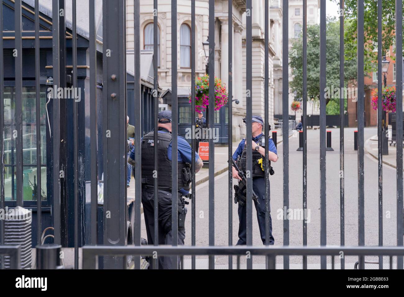 La forza di sicurezza all'interno della downstreet dietro il cancello di sicurezza su whitehall Londra Inghilterra Foto Stock
