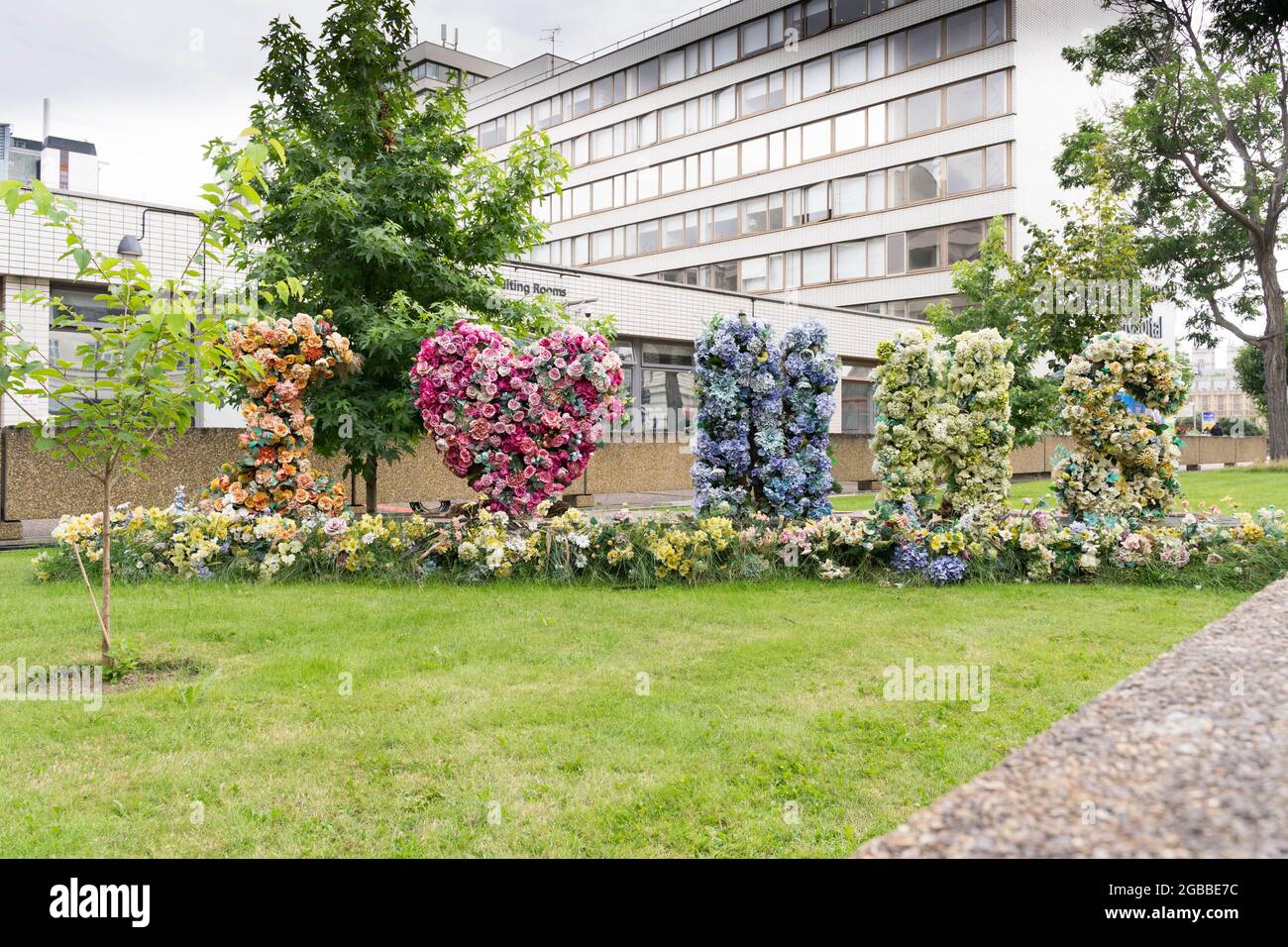 I Love NHS decorato in fiori nel giardino presso l'ospedale St Thomas' di Londra Inghilterra Foto Stock