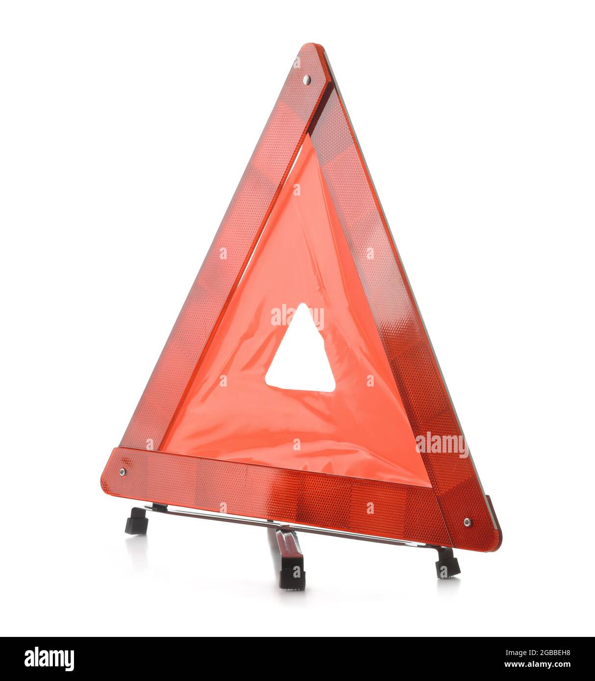 Triangolo segnaletico rosso riflettente isolato su bianco Foto Stock