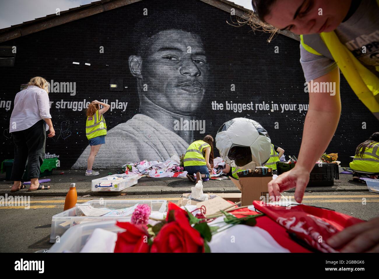 Il murale di Marcus Rashford DI WITHINGTON il giorno in cui il consiglio ha rimosso i tributi per preservarli Foto Stock