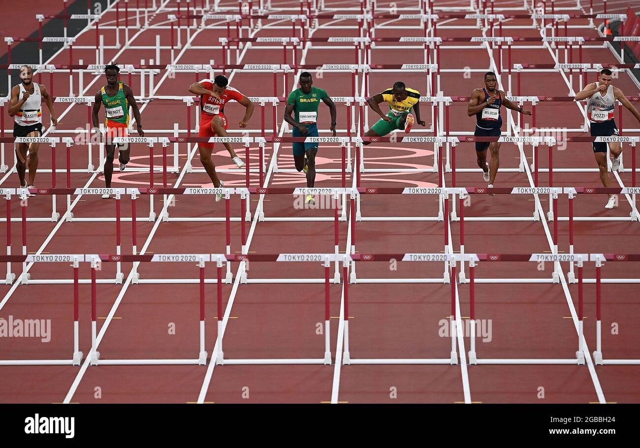 Tokyo, Giappone. 3 agosto 2021. Gli atleti si sfidano durante il caldo degli Hurdles da 110 m maschile ai Giochi Olimpici di Tokyo 2020, Giappone, 3 agosto 2021. Credit: Yibo/Xinhua/Alamy Live News Foto Stock