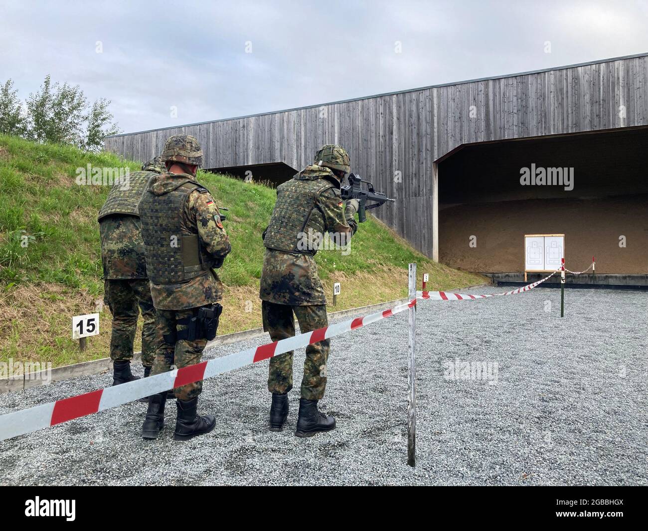 03 agosto 2021, Schleswig-Holstein, Husum: Un istruttore pratica come tenere, caricare e sparare un'arma con due giovani reclute del nuovo Servizio militare volontario in Homeland Security durante un esercizio senza munizioni vive presso il poligono di tiro di Olderup vicino a Husum. Lo stesso giorno, il Ministro della Difesa Kramp-Kartenbauer si è informato della formazione di base nel nuovo Servizio militare volontario durante la sua visita al Reggimento dell'Ingegnere Speciale 164 'Frisia Nord'. Foto: Birgitta von Gyldenfeldt/dpa Foto Stock