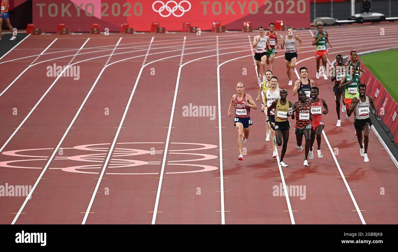 (210803) -- TOKYO, 3 agosto 2021 (Xinhua) -- gli atleti gareggiano durante i 5000m di maniche ai Giochi Olimpici di Tokyo 2020, a Tokyo, Giappone, 3 agosto 2021. (Xinhua/li Yibo) Foto Stock