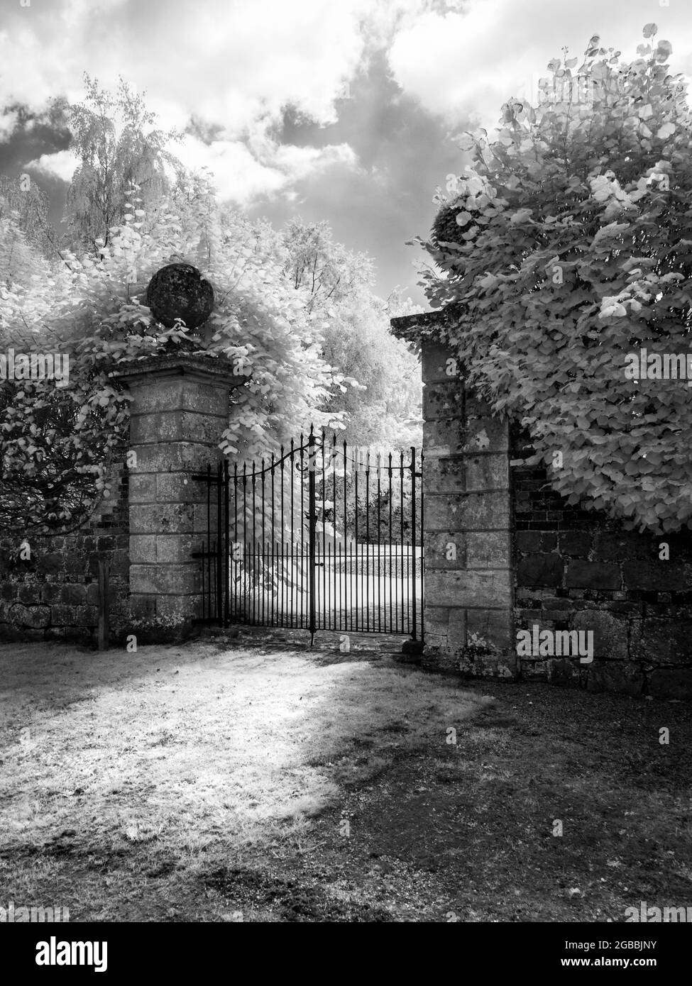 Il fiume Kennett vicino a Marlborough nel Wiltshire, sparato a infrarossi. Foto Stock