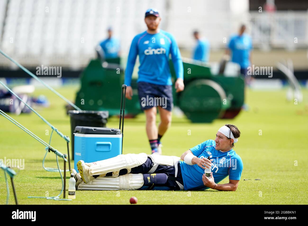 Rory Burns in Inghilterra durante la sessione di reti a Trent Bridge, Nottingham. Data immagine: Martedì 3 agosto 2021. Foto Stock