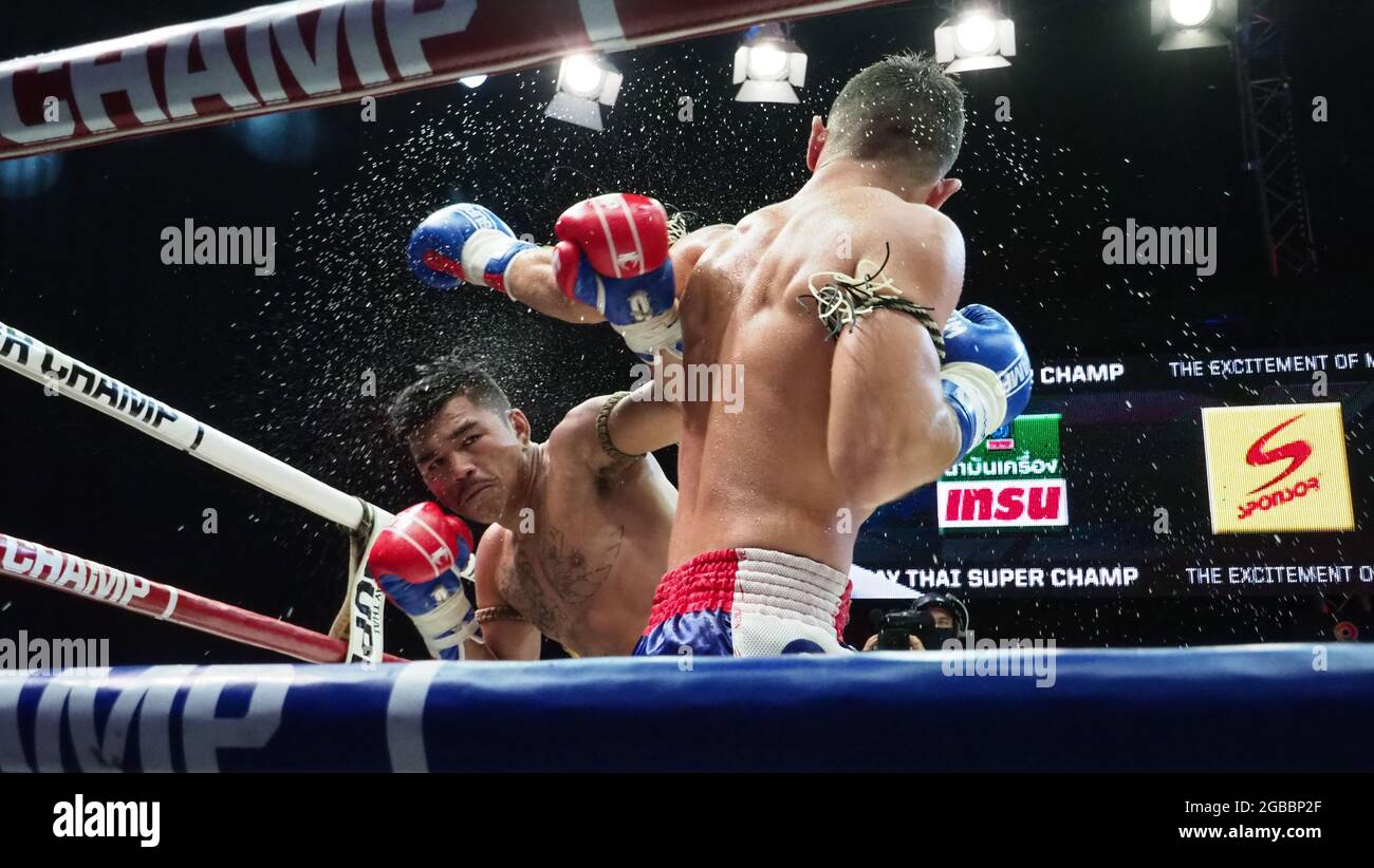 Bangkok Thailandia 11 2018 novembre. Giocatori di boxe thailandesi e stranieri non identificati in competizione combattono Muay Thai Super Champ a Muay Thai Street Bangkok Foto Stock