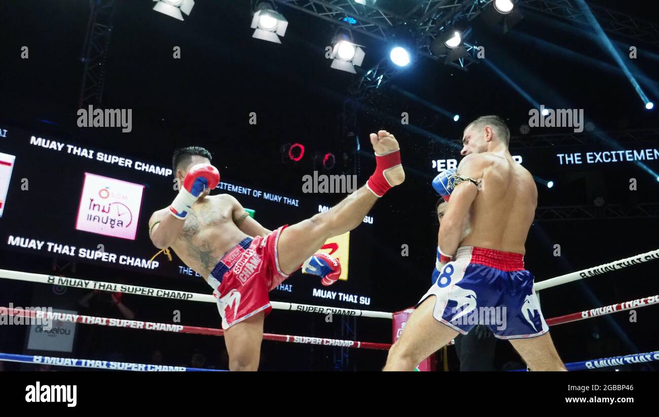 Bangkok Thailandia 11 2018 novembre. Giocatori di boxe thailandesi e stranieri non identificati in competizione combattono Muay Thai Super Champ a Muay Thai Street Bangkok Foto Stock