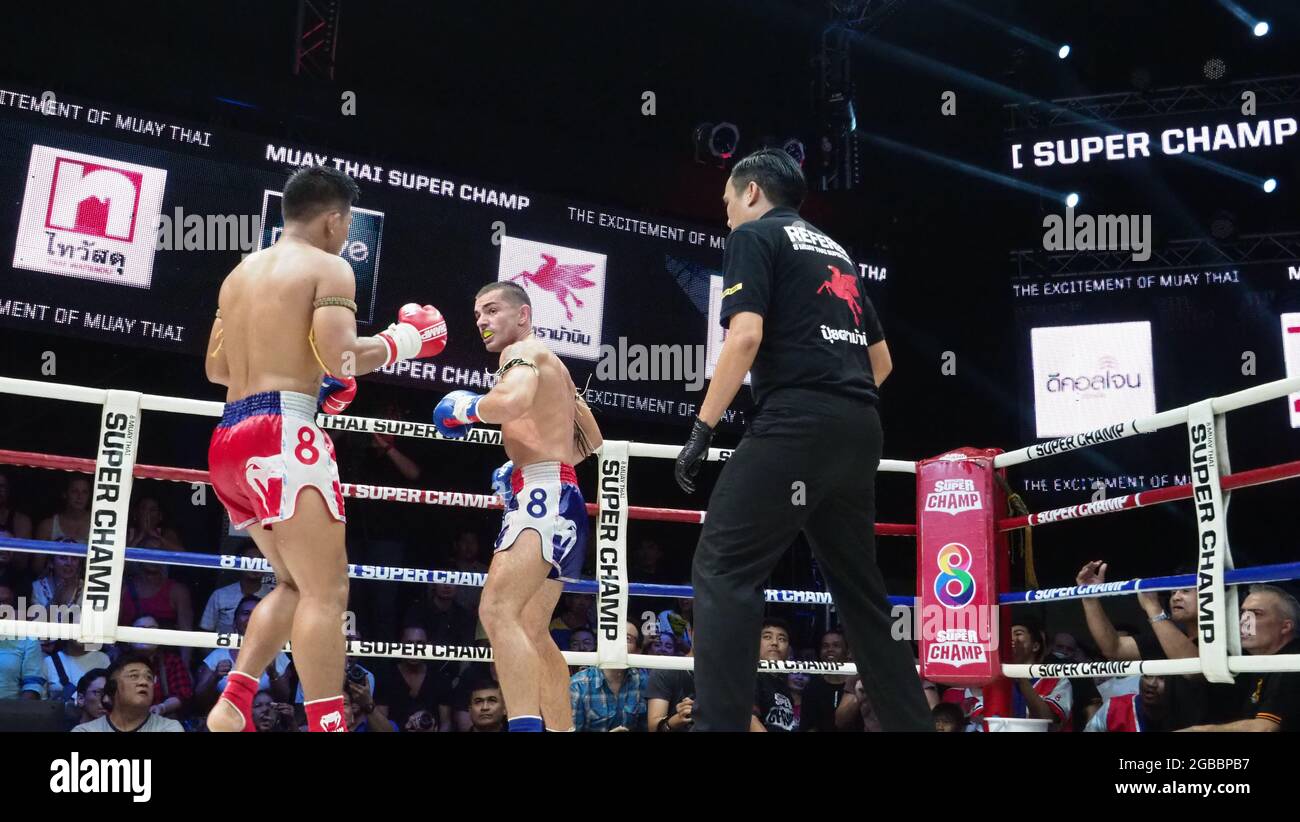 Bangkok Thailandia 11 2018 novembre. Giocatori di boxe thailandesi e stranieri non identificati in competizione combattono Muay Thai Super Champ a Muay Thai Street Bangkok Foto Stock