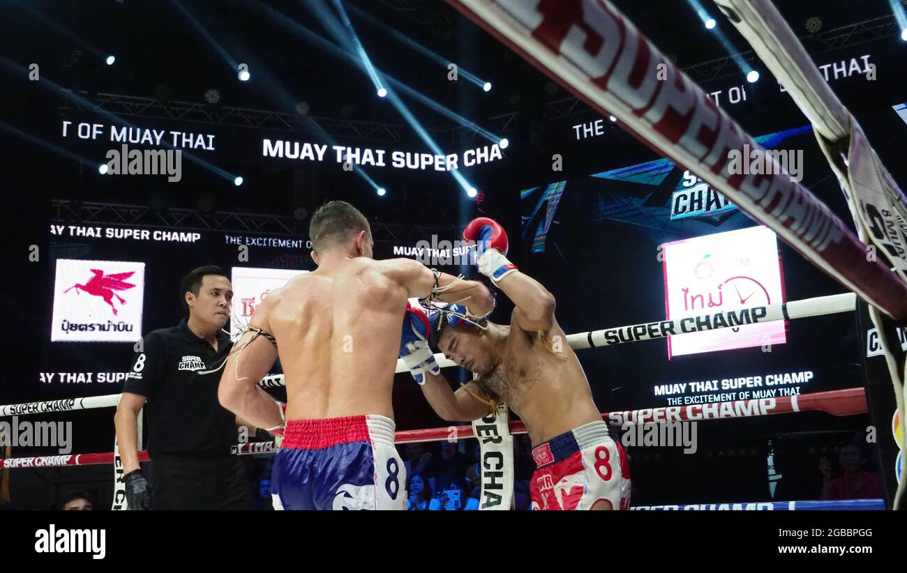 Bangkok Thailandia 11 2018 novembre. Giocatori di boxe thailandesi e stranieri non identificati in competizione combattono Muay Thai Super Champ a Muay Thai Street Bangkok Foto Stock