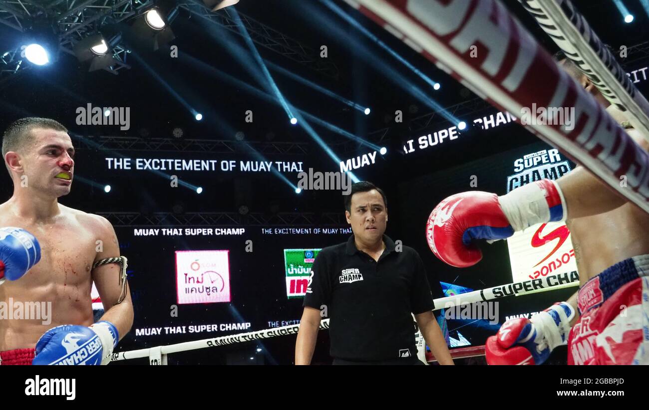 Bangkok Thailandia 11 2018 novembre. Giocatori di boxe thailandesi e stranieri non identificati in competizione combattono Muay Thai Super Champ a Muay Thai Street Bangkok Foto Stock