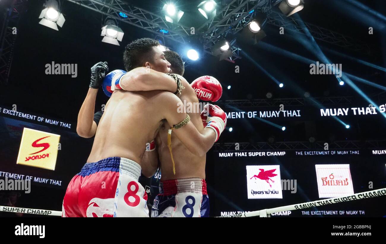 Bangkok Thailandia 11 2018 novembre. Giocatori di boxe thailandesi e stranieri non identificati in competizione combattono Muay Thai Super Champ a Muay Thai Street Bangkok Foto Stock
