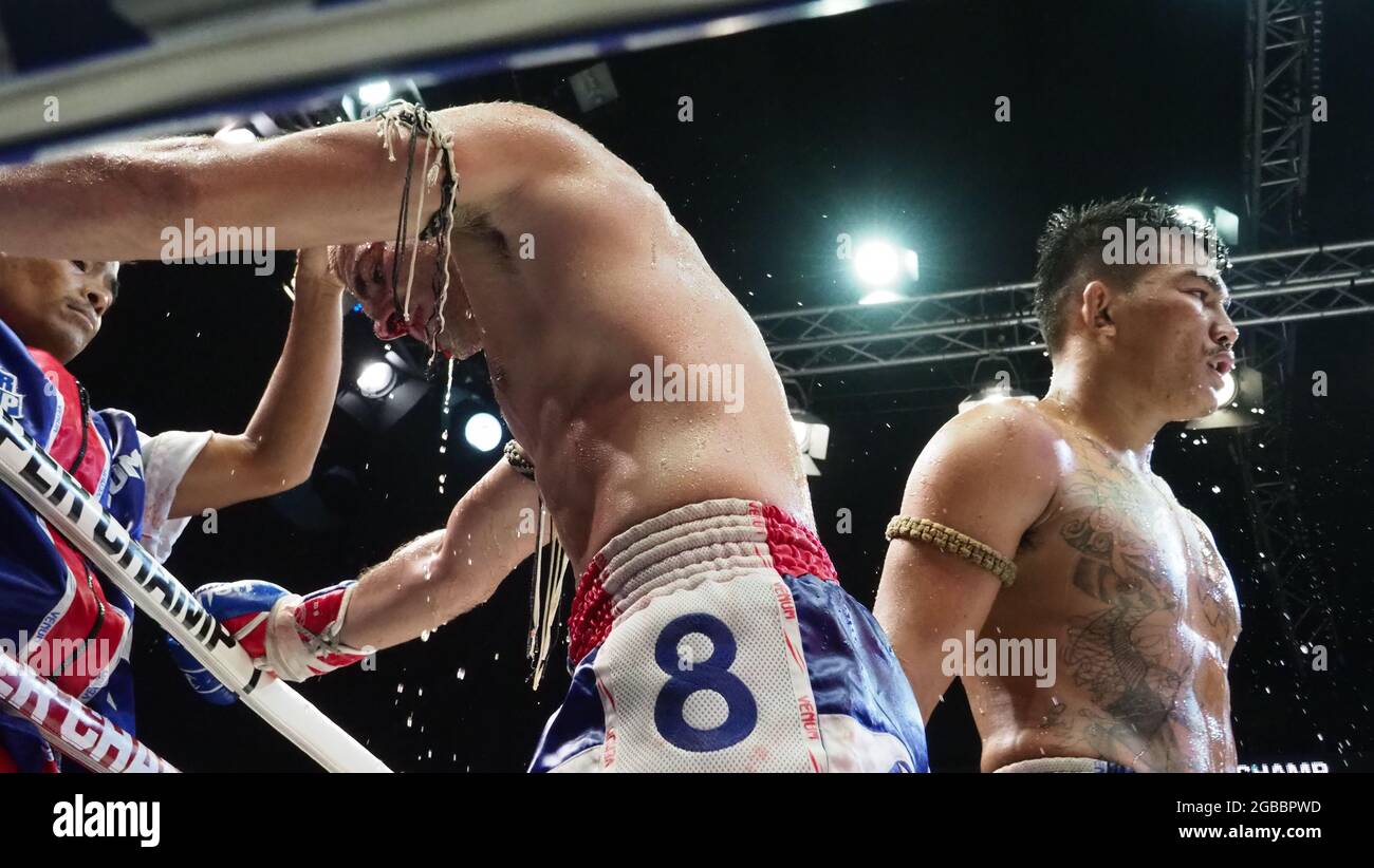 Bangkok Thailandia 11 2018 novembre. Giocatori di boxe thailandesi e stranieri non identificati in competizione combattono Muay Thai Super Champ a Muay Thai Street Bangkok Foto Stock